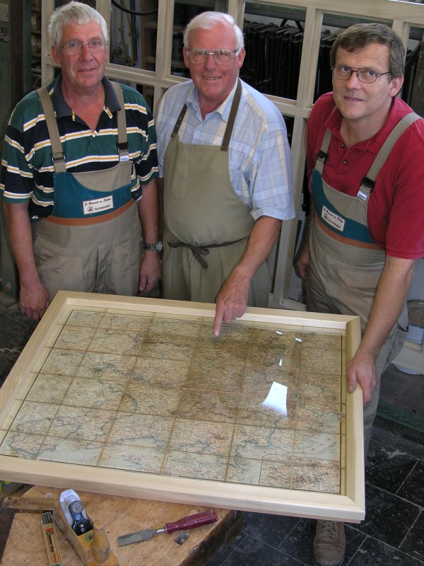 Peter (von links), Josef und Achim Bauer mit der restaurierten Landkarte Peter (von links), Josef und Achim Bauer mit der restaurierten Landkarte